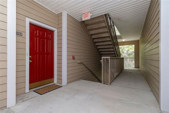 Property Photo: 925 Sandringham Drive GA 30004