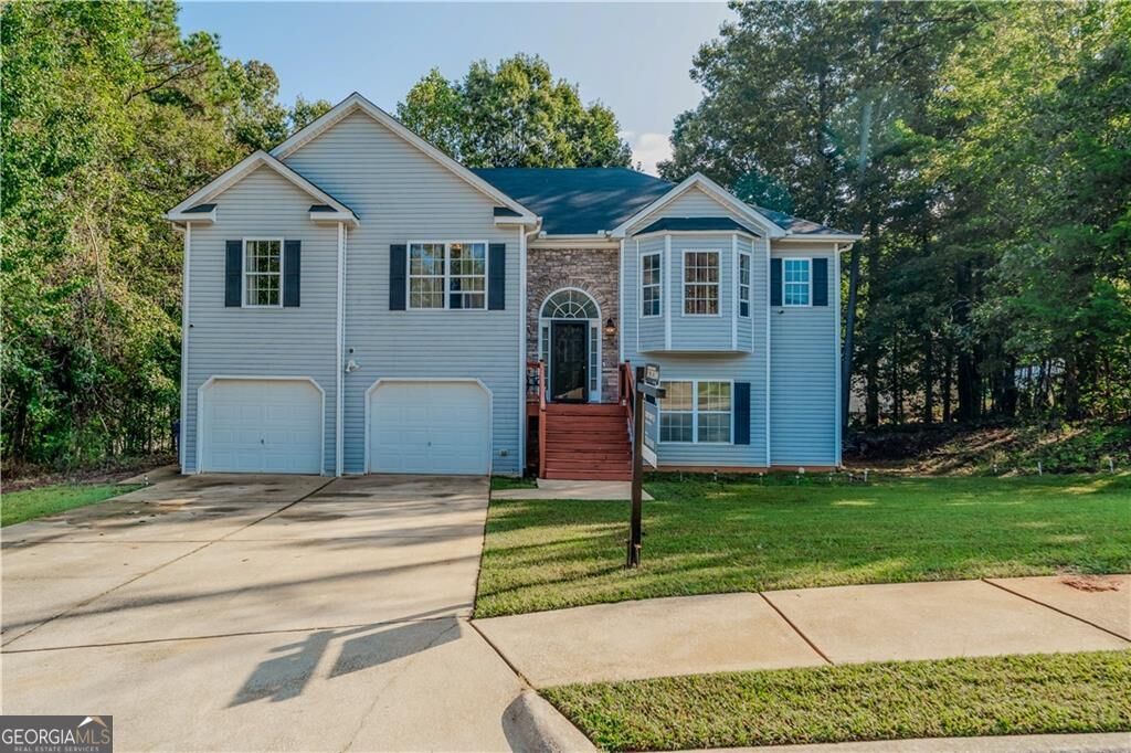 Property Photo:  6160 Queensdale Drive  GA 30135 