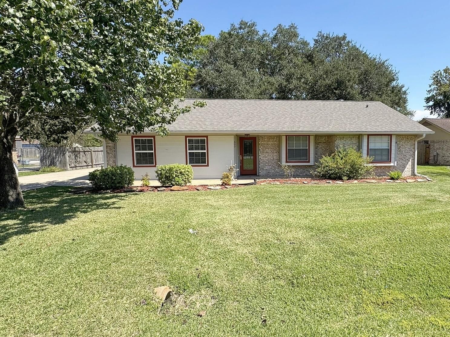 Property Photo:  609 Roene Lane  TX 77486 
