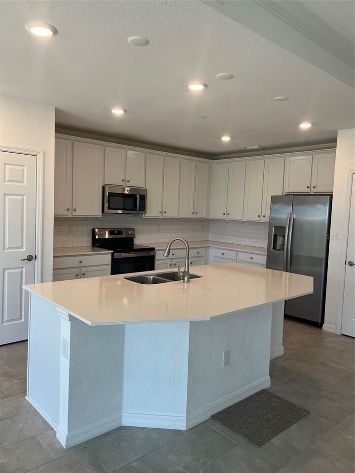 Property Photo: 10031 Crooked Creek Drive 101 FL 34293
