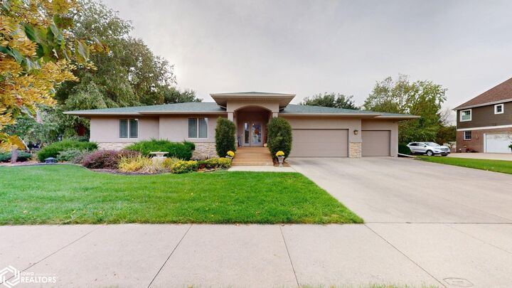 80 Pebble Creek Dr  Mason City IA 50401 photo