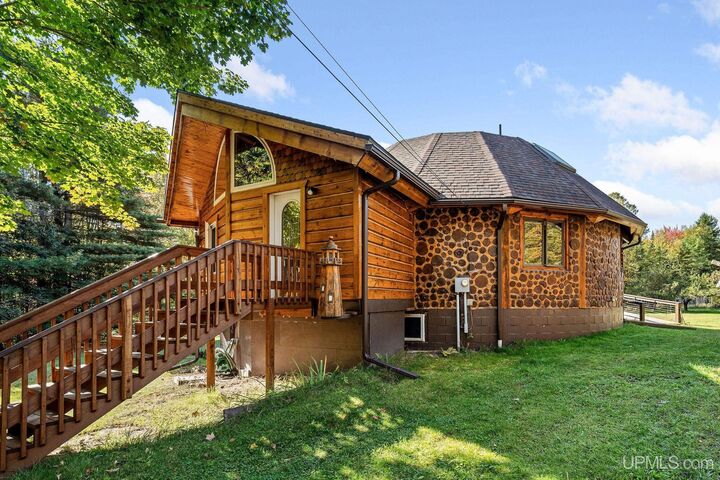 200 Surrey Lane  Marquette MI 49855 photo