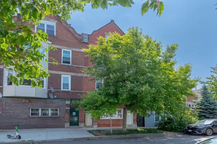 Property Photo: 2955 N Spaulding Avenue 1F IL 60618
