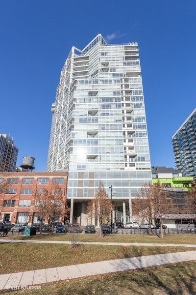 Property Photo: 510 W Erie Street 708 IL 60654
