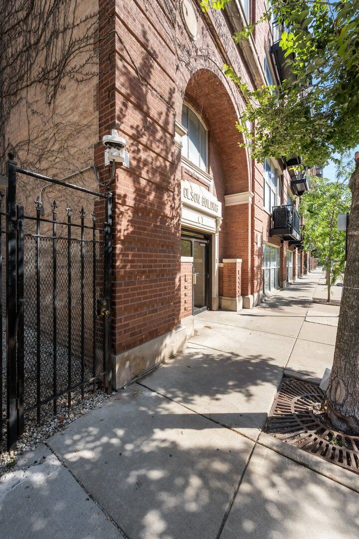 Property Photo:  1500 W Monroe Street 409  IL 60607 