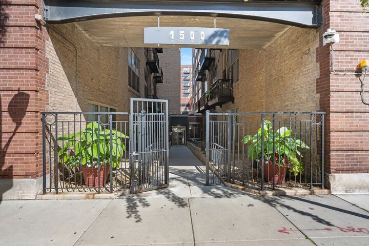 Property Photo:  1500 W Monroe Street 409  IL 60607 