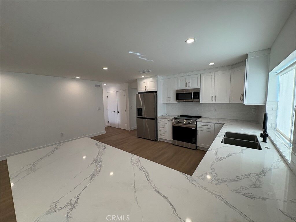 Property Photo:  14165 Calvert Street  CA 91401 