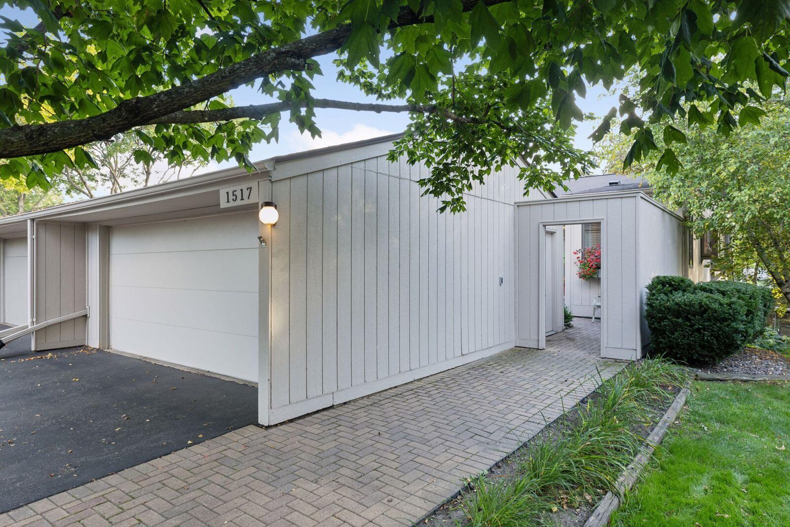 Property Photo:  1517 Black Oaks Place N  MN 55447 