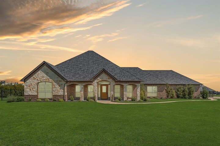 Property Photo: 2921 W Alamosa Drive TX 75160