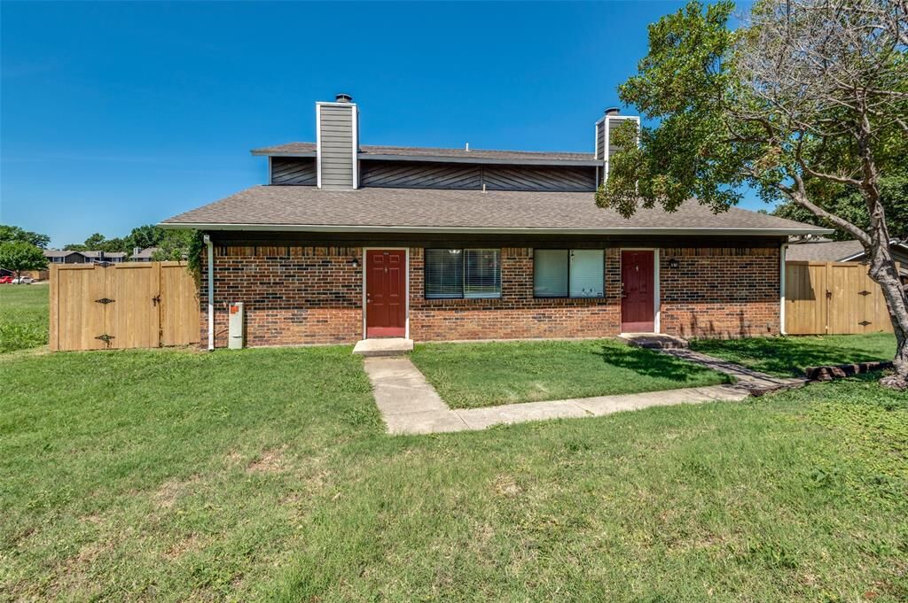 Property Photo:  1122 Millview Drive 2802  TX 76012 