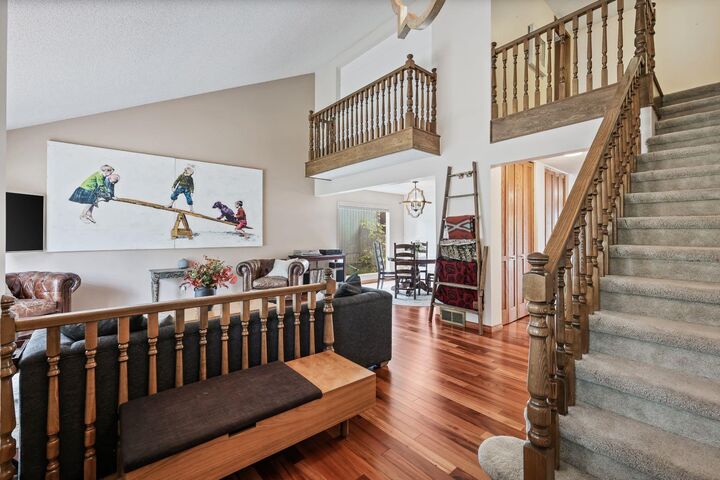 Property Photo:  132 Oakmount Road SW  AB T2V 4X4 