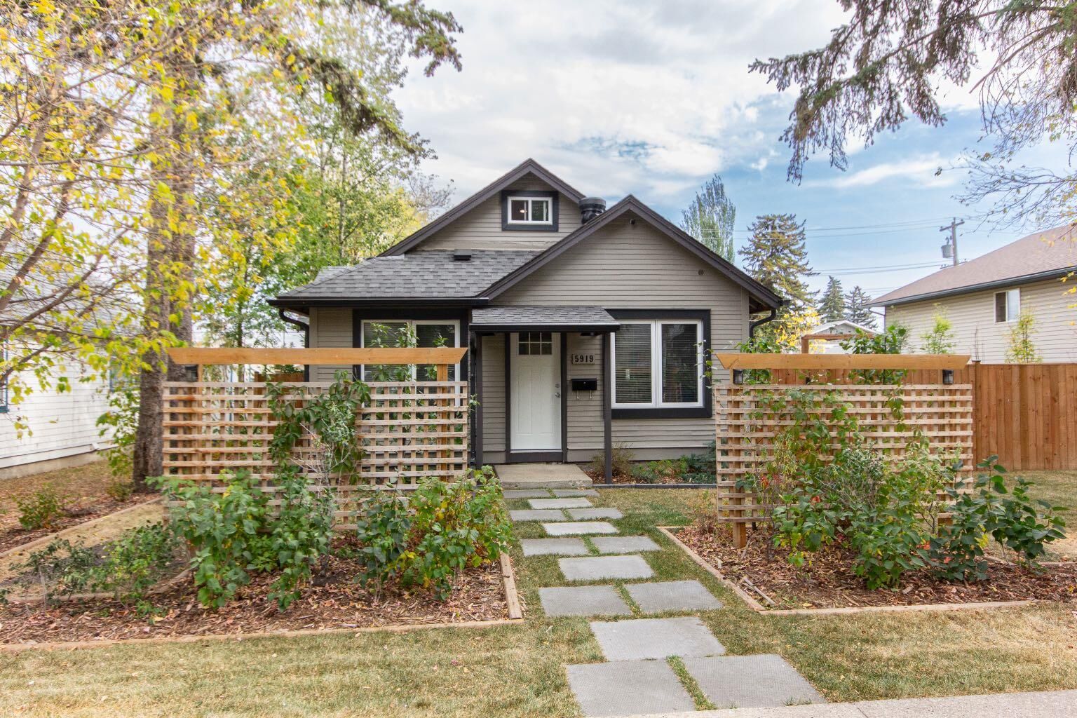 Property Photo:  5919 52 Avenue  AB T4N 4K6