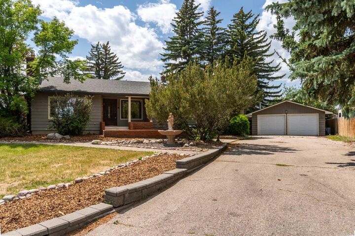 Property Photo:  1025 5 Street SW  AB T1V 1A8 