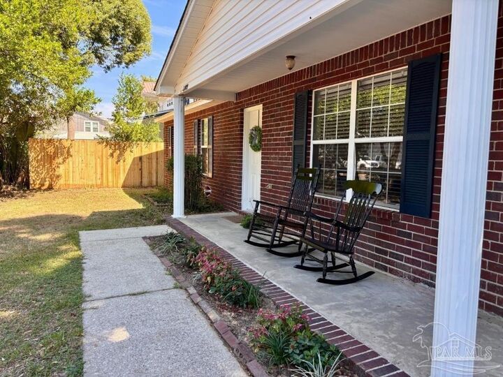 Property Photo:  1109 E Hatton St  FL 32503 