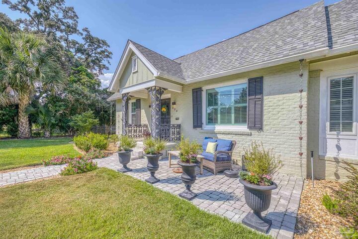Property Photo:  600 W Moreno St  FL 32501 
