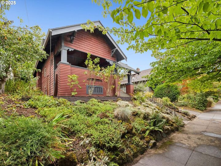 Property Photo:  1828 SE 43rd Ave  OR 97215 
