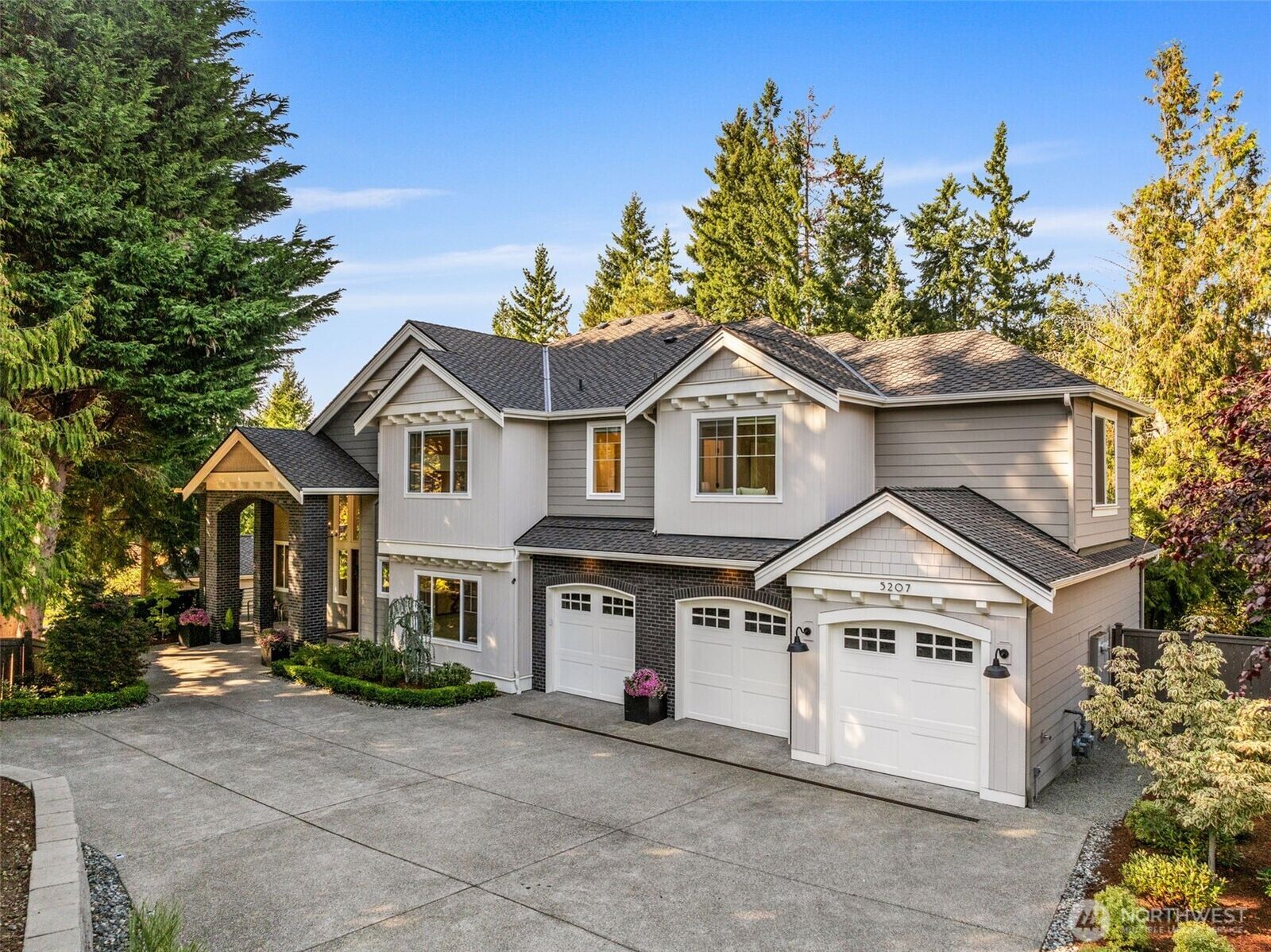 Property Photo:  5207  Isola Place NW  WA 98027 