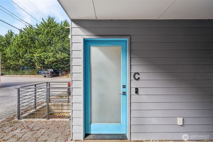 Property Photo:  6325  34th Avenue SW C  WA 98126 