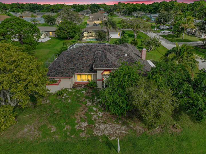 Property Photo:  113 SW Thornhill Drive  FL 34983