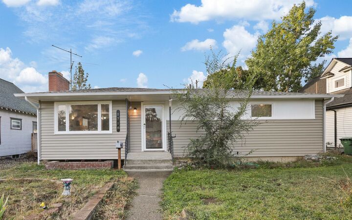 Property Photo:  1718 E Broad Ave  WA 99207 