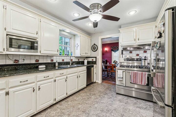 Property Photo:  847 E Moses Street  OK 74023-3419 