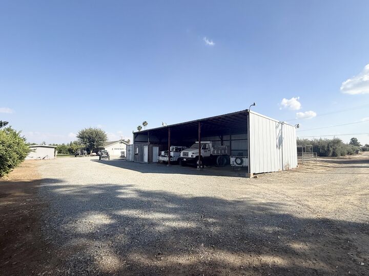 Property Photo:  15434 Ave 330  CA 93235 