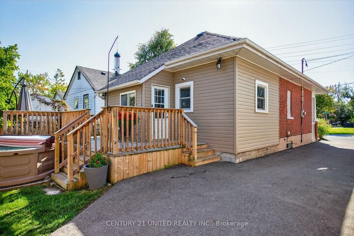 Property Photo:  15 Moir Street  ON K9H 1S4