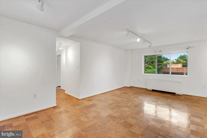 Property Photo:  200 N Maple Avenue 416  VA 22046 