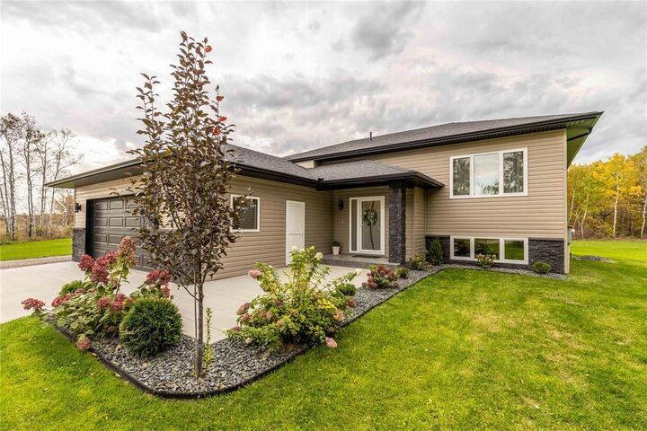 Property Photo:  33 Oswald Drive  MB R0A 0W0 