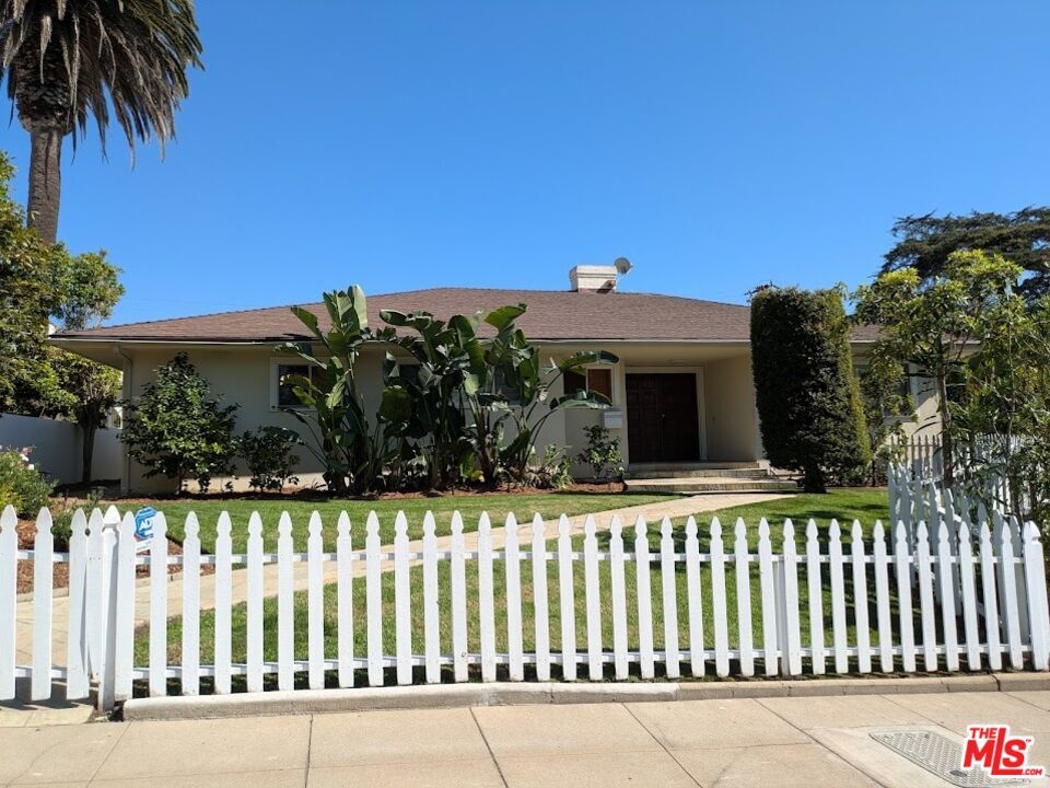 Property Photo:  702 Adelaide Pl  CA 90402 