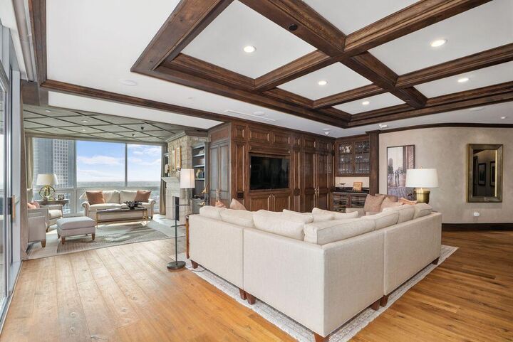 Property Photo:  1 Miranova Place  OH 43215 