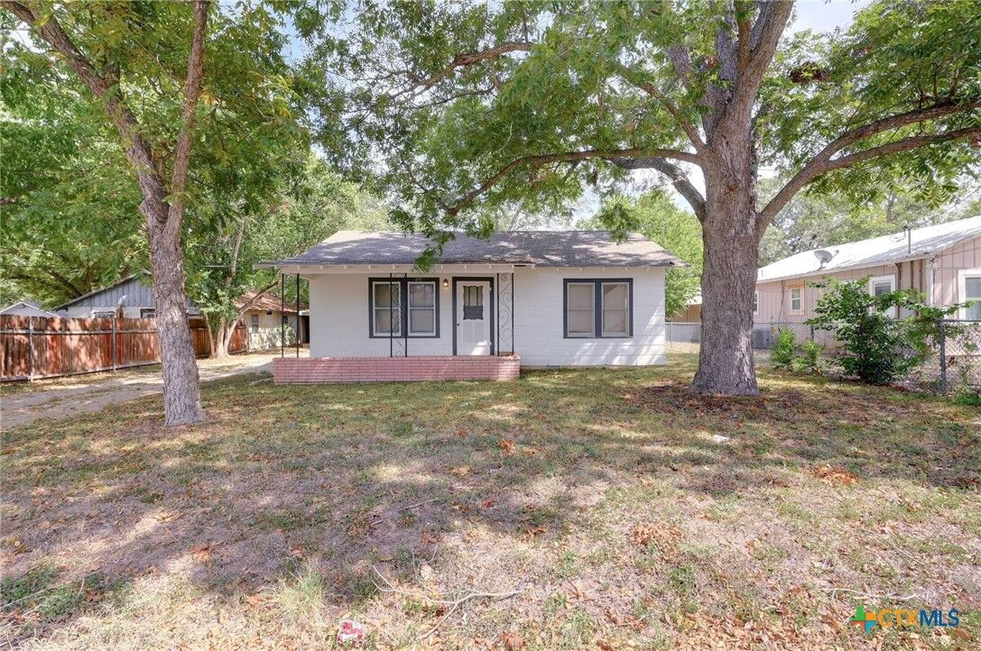 Property Photo:  815 Pecan Street  TX 78155 
