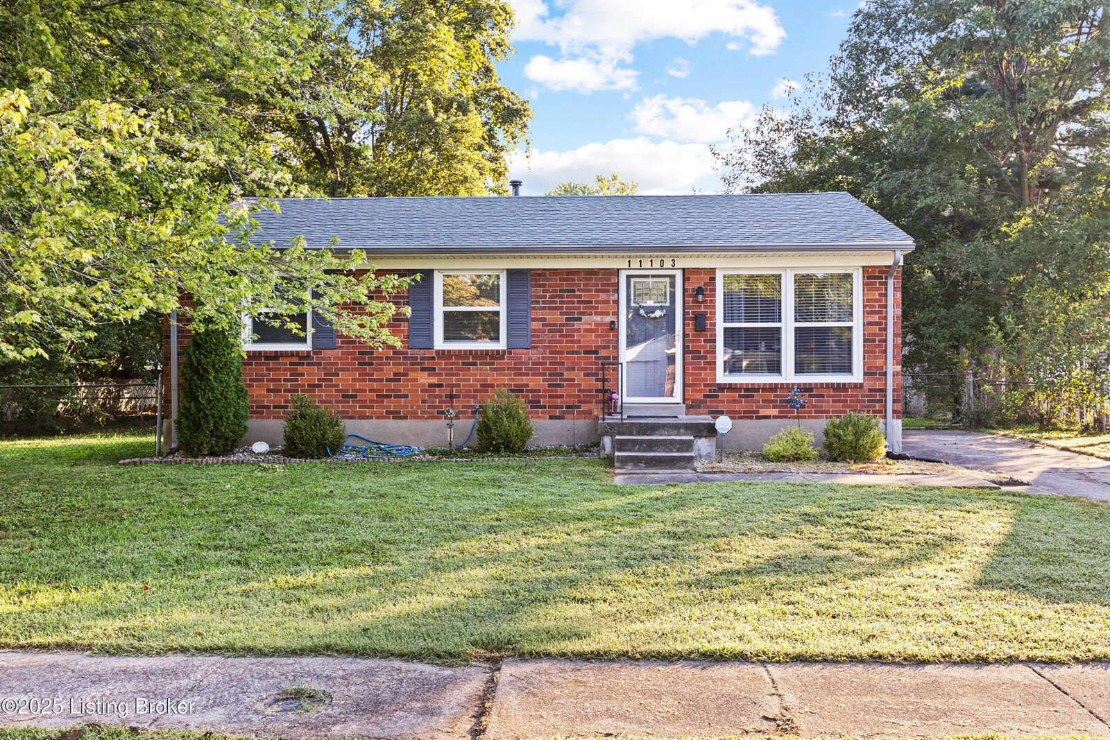 Property Photo: 11103 Lansford Dr KY 40272