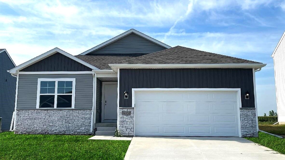 Property Photo:  700 E Trail Ridge Place  IA 50125 