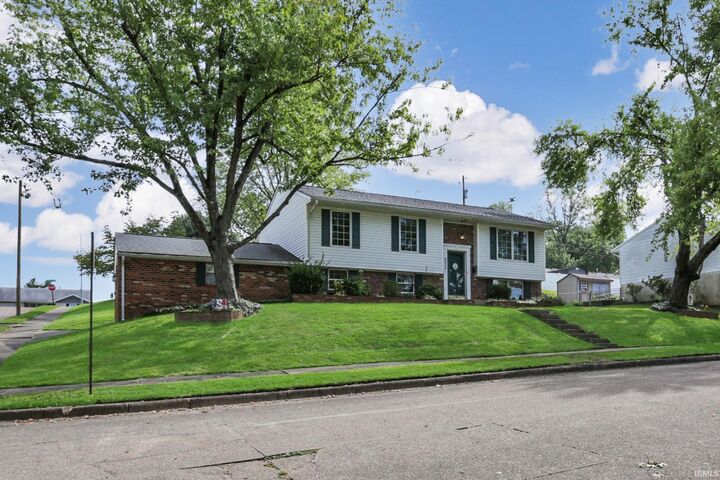 Property Photo:  6013 Whitethorne Drive  IN 47710 