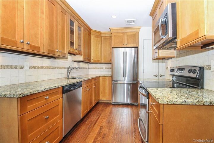 Property Photo:  2 Top Of The Ridge E2  NY 10543 