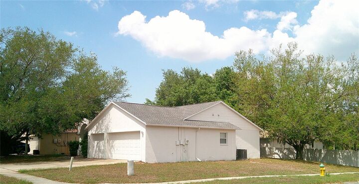 Property Photo:  9724 Mary Robin Drive  FL 33569 