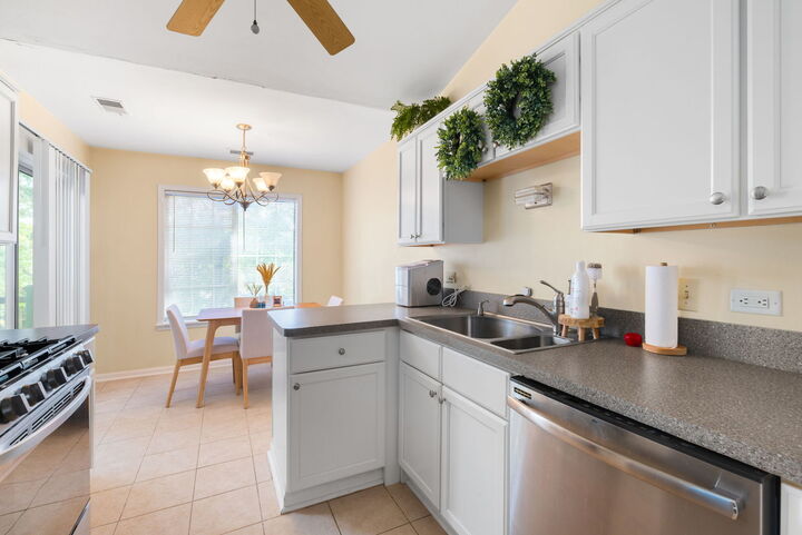Property Photo: 1721 Chesapeake Lane 4 IL 60193