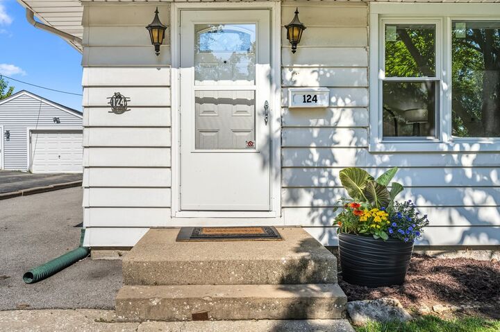 Property Photo:  124 W Sunset Avenue  IL 60148 