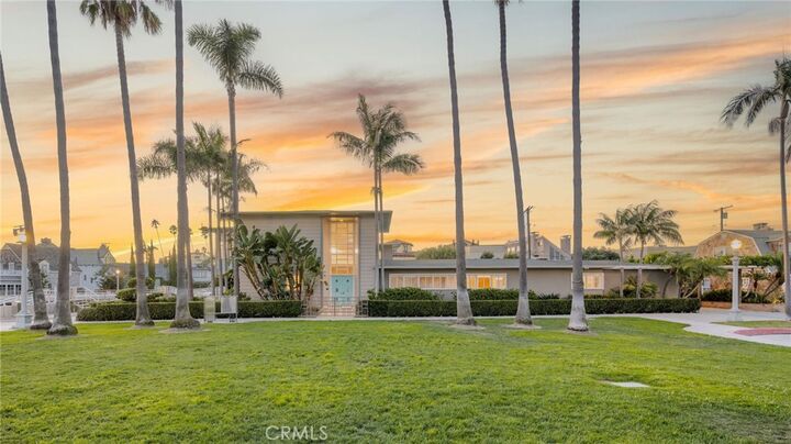 Property Photo:  15 The Colonnade  CA 90803 