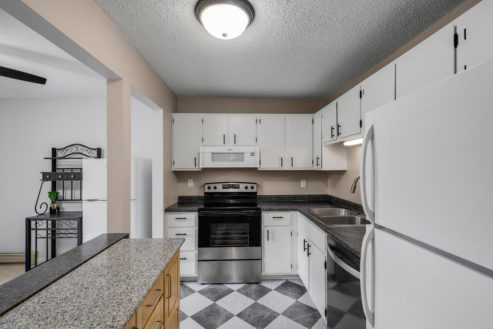 Property Photo:  5607 Green Circle Drive 210  MN 55343 