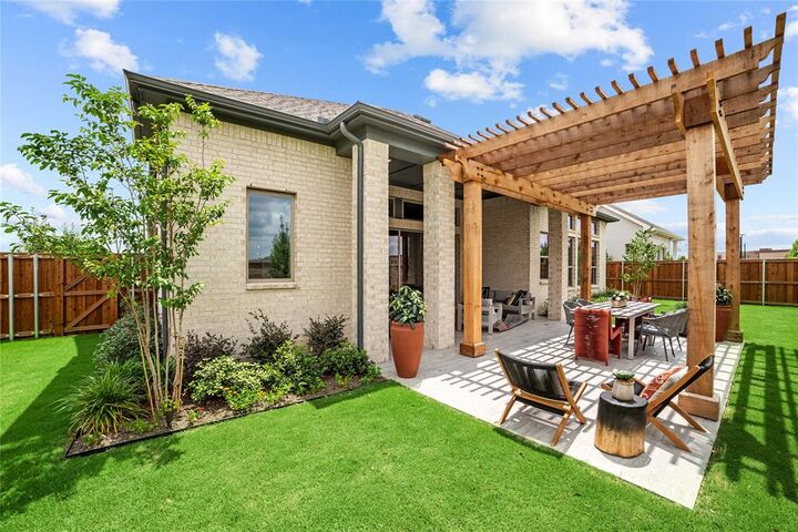 Property Photo: 609 Long Trail TX 76063