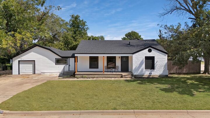 Property Photo: 4009 Boyd Avenue TX 76109
