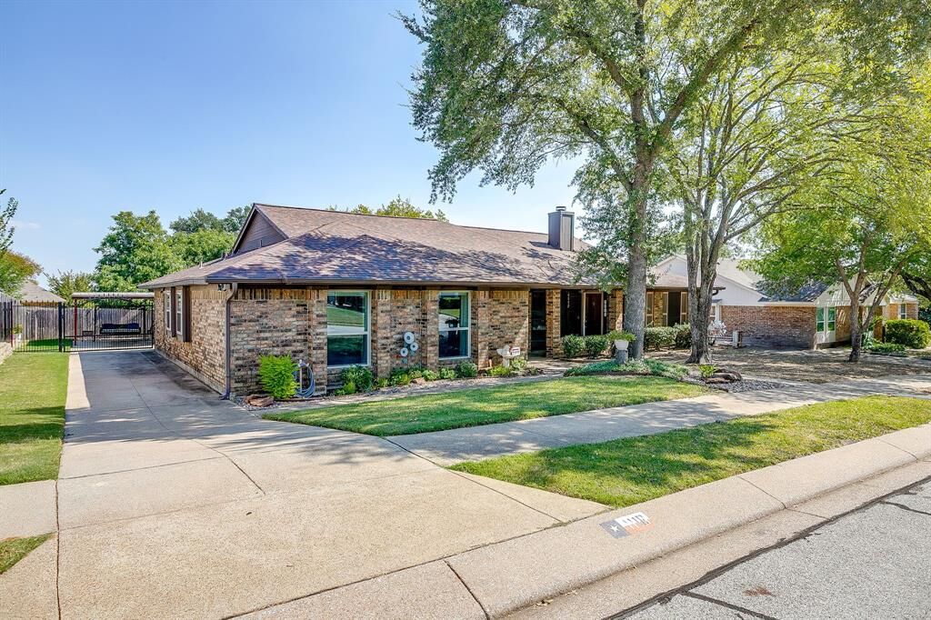 Property Photo:  1116 Highpoint Road  TX 76022 