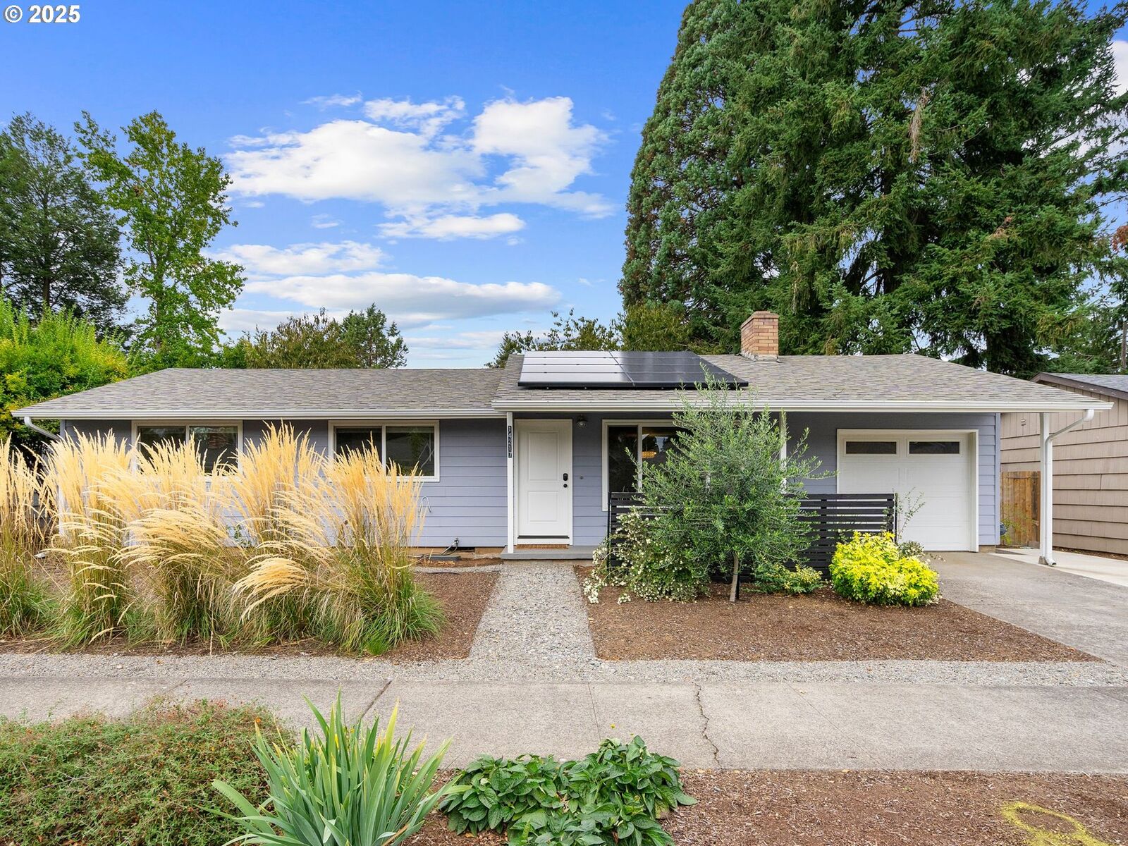 Property Photo:  14217 SE Salmon St  OR 97233 