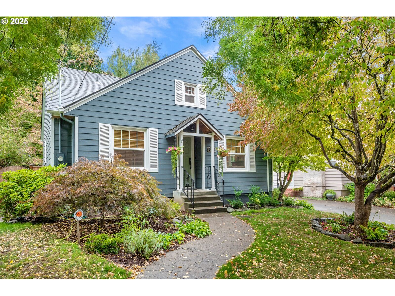 Property Photo:  3810 SE Tolman St  OR 97202 