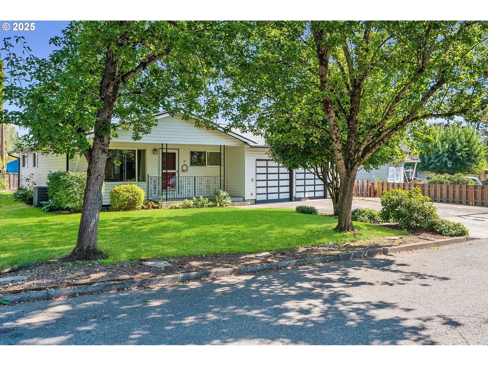 Property Photo:  1918 SE 151st Ave  OR 97233 