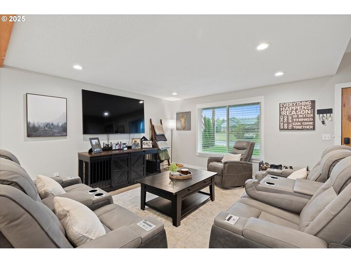 Property Photo: 1903 E Orchard Dr OR 97132