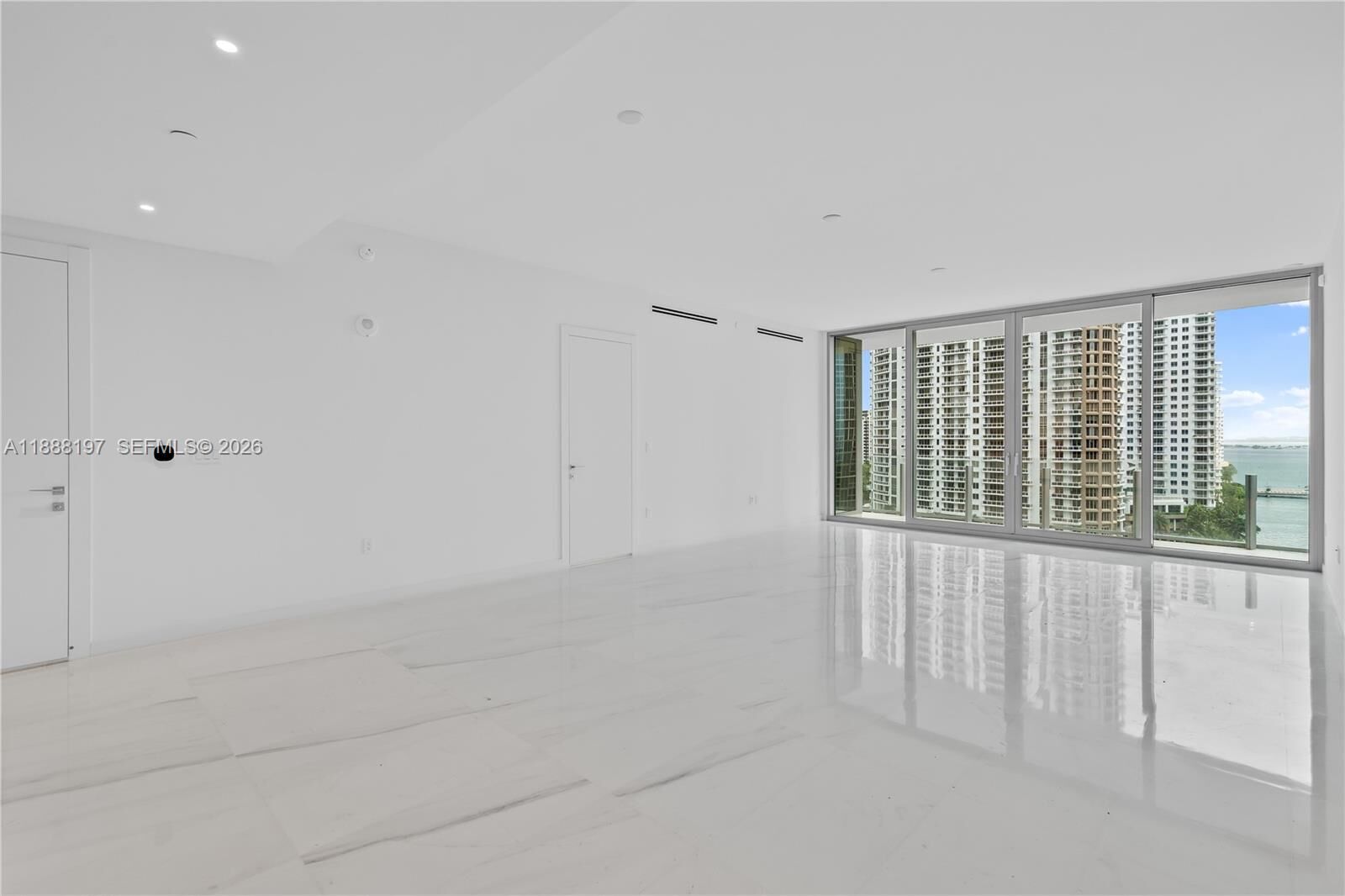 Property Photo:  300 Biscayne Blvd Way 1103  FL 33131 