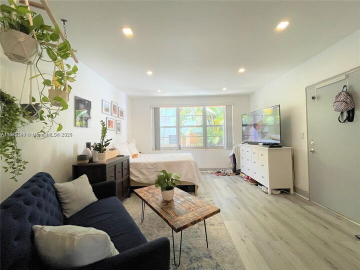 Property Photo:  1135 Meridian Ave 1  FL 33139 